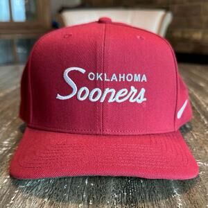 Men‘s Nike Oklahoma Sooners SnapBack Hat Cap Crimson Red